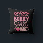 Almofada Pai Do Berry Sweet One Strawberry Birthday<br><div class="desc">Pai Do Berry Sweet One Strawberry Primeiro Aniversário</div>