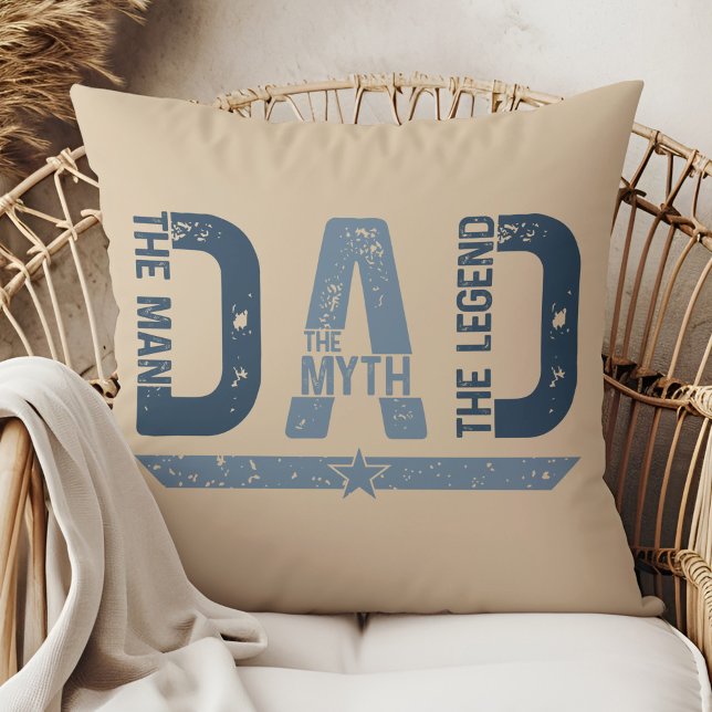 Almofada "PAI O Homem Mith Legend" Dia de os pais Presente ("DAD The Man Mith Legend" Father's Day Gift Throw Pillow in a boho rattan armchair)