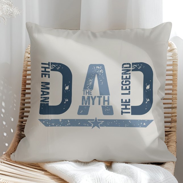 Almofada "PAI O Homem Mith Legend" Dia de os pais Presente ("DAD The Man Mith Legend" Father's Day Gift Throw Pillow on a sunny neutral arm chair)