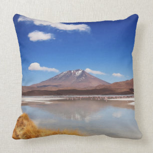 Almofada Paisagem de Altiplano com o vulcão em Bolívia