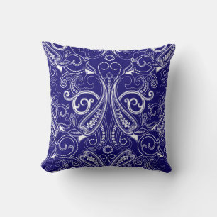 Almofada Paisley monocromo: elegância azul e branca.