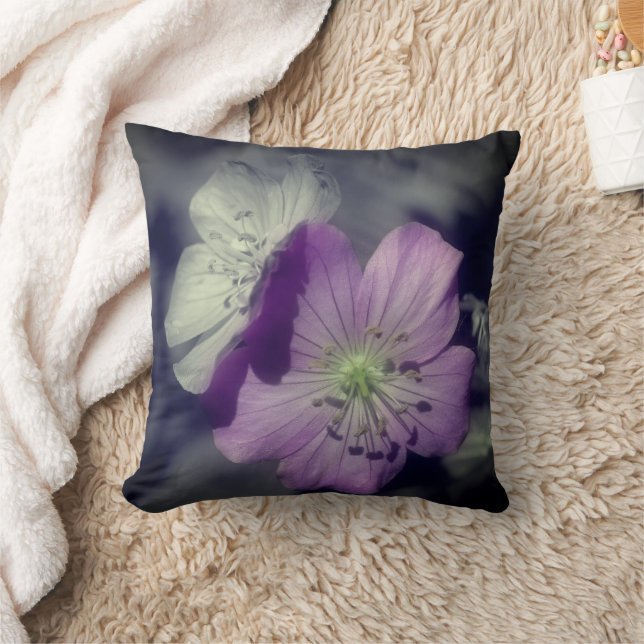 Almofada Pale Purple Geranium Flowers  (Cobertor)