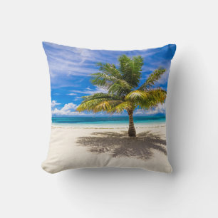 Almofada Palm na praia branca da areia