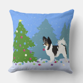 Almofada Papillon Cão Decorando Árvore de Natal na Floresta