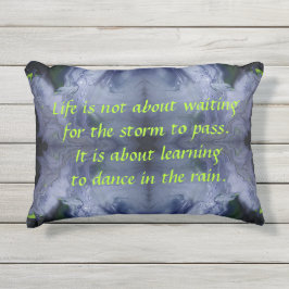 Almofada Para Ambientes Externos "Dança na Chuva" Acrílica Inspirada