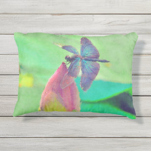 Almofada Para Ambientes Externos Dragonfly Azul Iridescente em Waterlily Rosa