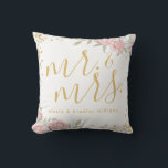 Almofada Para Ambientes Externos Dusty Pink Dourado Jardim Floral Sr. e Sra. Weddin<br><div class="desc">Travesseiro Elegante de casal primavera com um fundo branco clássico, um display floral de cor-de-água rosada rústica, uma dispersão de gemas cintilantes de ouro, o título Sr. & Sra., e seus nomes embaixo. No verso estão as datas de quando você se encontra (ou o primeiro encontro), o dia sim (noivado)...</div>