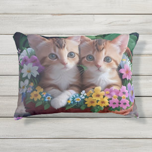 Almofada Para Ambientes Externos Gatinhos de corte fofinho em uma cesta de flores