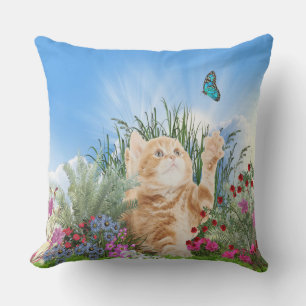 Almofada Para Ambientes Externos Ginger kitten brincando com uma borboleta