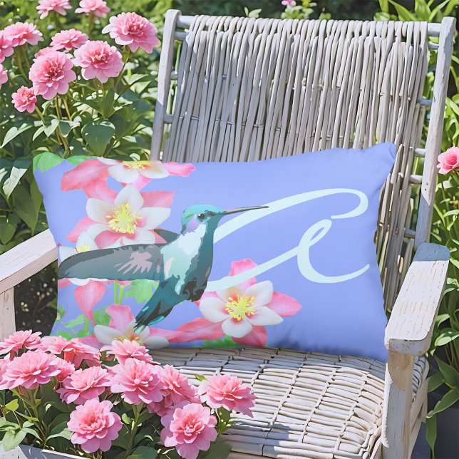 Almofada Para Ambientes Externos Hummingbird e Flores Columbinas Rosa Monograma Azu (Hummingbird floral outdoor pillow with monogram and cheerful pink Columbine flowers on periwinkle)