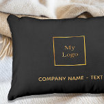 Almofada Para Ambientes Externos Logótipo da empresa comercial ouro preto elegante<br><div class="desc">Um fundo preto elegante. Modelos para sua empresa,  logotipo da empresa e texto. Ouros. Se quiser que o travesseiro não tenha texto,  use sua chave de espaço traseiro para excluí-lo.</div>