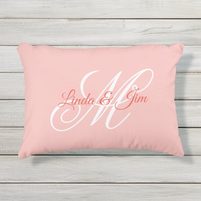 Almofada Para Ambientes Externos Monograma de casamento sofisticado em rosa coral (Frente)