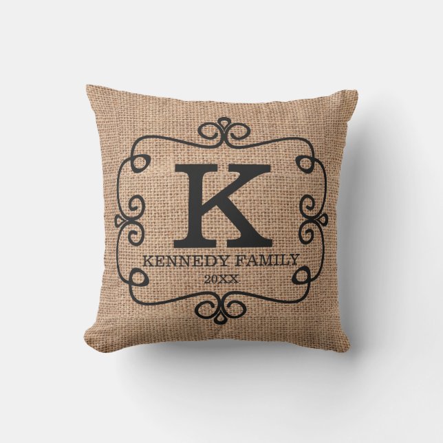 Almofada Para Ambientes Externos Nome Da Família Rustic Burlap Monogramed (Frente)