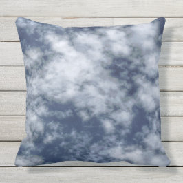 Almofada Para Ambientes Externos Nuvens brancas contra o céu azul no travesseiro