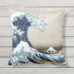 Almofada Para Ambientes Externos Onda de Excelente de alta qualidade ao ar livre de<br><div class="desc">A Onda de Excelente de Kanagawa (神 奈 沖 浪 裏 Kanagawa-oki nami ura?, "Sob uma onda de Kanagawa"), também conhecida como A Onda de Excelente ou simplesmente A Onda, é um impressão de bloco de madeira do artista ukusai japonês Hokusai. Foi publicado entre 1829 e 1833[1] no final do...</div>