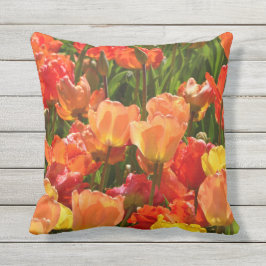 Almofada Para Ambientes Externos throwpillow exterior das tulipas alaranjadas e