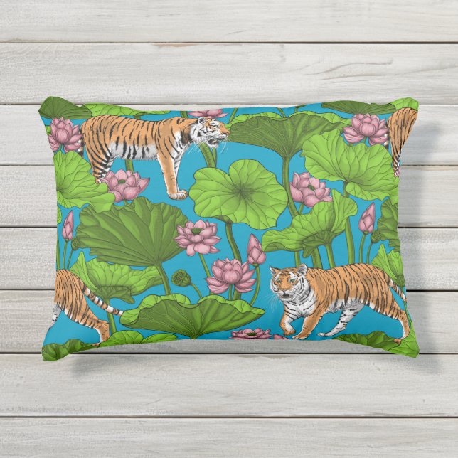 Almofada Para Ambientes Externos Tigres no lago de lótus rosa (Frente)