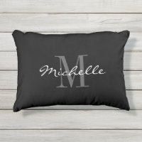 travesseiro de ênfase exterior do monograma preto 