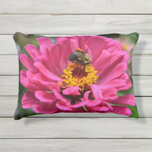 Almofada Para Ambientes Externos Zinnia rosa e abelha