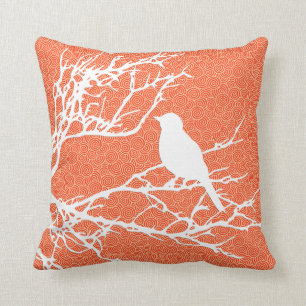 Almofada Pássaro em um ramo, branco contra a laranja coral