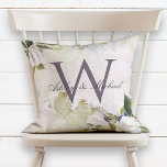 Almofada Pastel Rosa Roxo Monograma Guarda-Casamento<br><div class="desc">Guarda-casamentos personalizados. Este travesseiro de pintura de óleo digital elegante e deslumbrante apresenta uma pintura de óleo em fundo de canvas, que foi cuidadosamente digitalizada, e embelezada com arte de carvão também. Dois elementos de rosa e folhagem brancos enquadram o clássico monograma roxo, que apresenta os primeiros nomes do casal...</div>