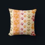 Almofada Pata de animais em bruto imprime padrão em cores n<br><div class="desc">Um design bonitinho com várias filas de estampas de animais em cores naturais como marrom,  amarelo,  vermelho e laranja em um padrão listrado. Algumas patas têm garras e outras não.</div>