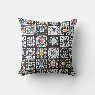 Almofada Patchwork Maori: Design de tapete étnico.