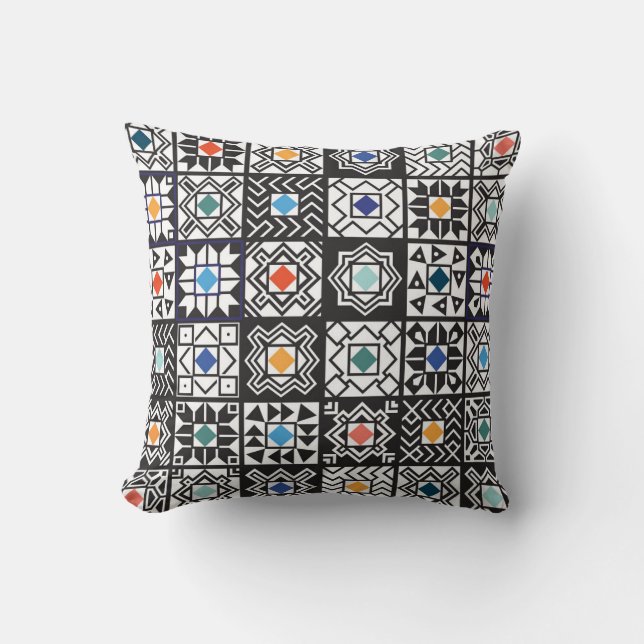 Almofada Patchwork Maori: Design de tapete étnico. (Frente)