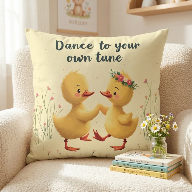 Almofada Patinhos Dançantes Fofos com Vibrações Florais de  (Cute Dancing Ducklings with Floral Spring Vibes Throw Pillow On Armchair)