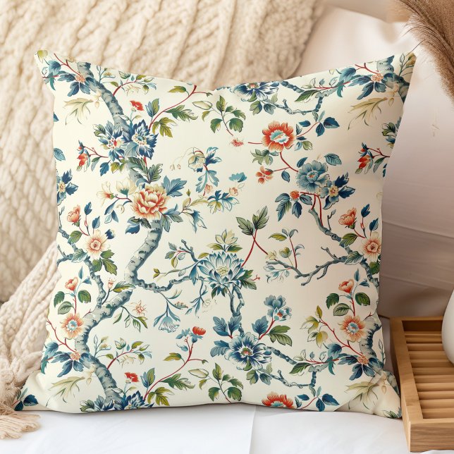 Almofada Patterno Colorido de Branches Chinoiserie (Colorful Blooming Branches Chinoiserie Pattern Throw Pillow in a boho neutral bedroom.)