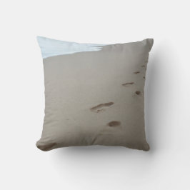 Almofada Pegadas em uma praia branca em Moçambique