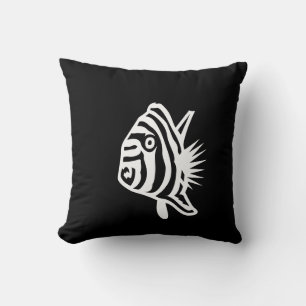 Almofada peixe-anjo branco no travesseiro preto