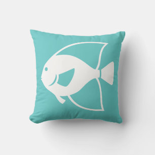 Almofada peixe branco em travesseiro azul turquesa