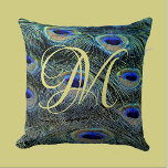 Almofada Penas Coloridas de Peacock Coloridas do Monograma<br><div class="desc">Elevem seu estilo com nosso design luxuoso de Penas Pêssego com travesseiro decorativo com seu espantoso monograma de ouro. Este belo design combina a beleza vibrante de penas pavão coloridas com a elegância eterno de uma carta de ouro personalizada, criando uma afirmação verdadeiramente única para a decoração da sua casa...</div>