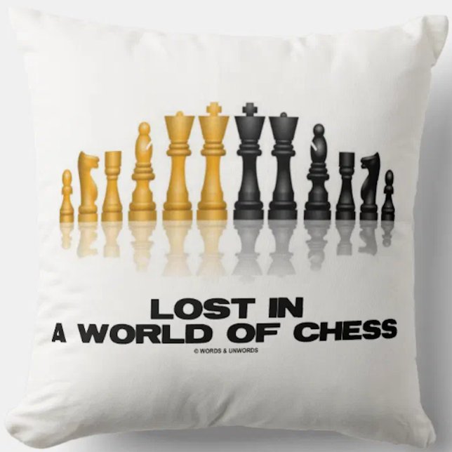 Almofada Perdido em um mundo da xadrez (grupo de xadrez (Memorable throw pillow for any avid chess player who is frequently "Lost In A World Of Chess")