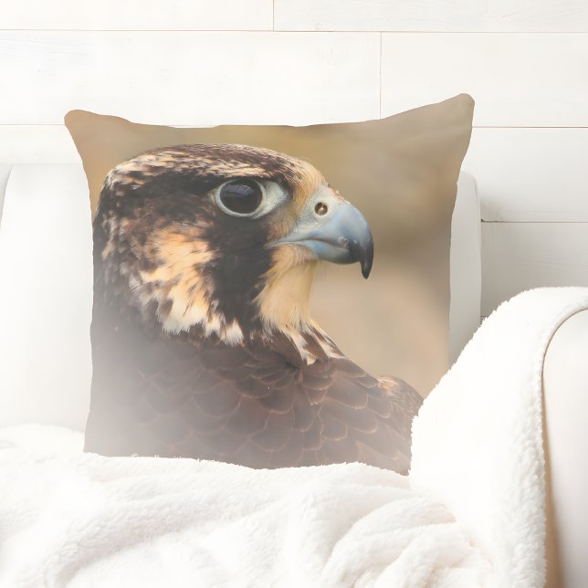 Almofada Perfil Vignetado de um Falcão Peregrino (Vignetted Profile of a Peregrine Falcon Throw Pillow on Couch Cover Photo)