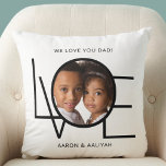 Almofada Personalizado Amo-Te Dia de os pais Fotográfico De<br><div class="desc">Este Pai We Love You Photo Travesseiro é decorado com a palavra LOVE em tipografia negra em fundo branco. Facilmente personalizável com sua foto e seu nome. Faz um presente de Dia de os pais excelente.</div>