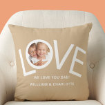 Almofada Personalizado Amo-Te Foto Do Pai<br><div class="desc">Este "Nós Amo-Te Pai!" O Travesseiro fotográfico é decorado com a palavra LOVE em tipografia branca sobre fundo bronzeado. Facilmente personalizável com sua foto e seu nome. Perfeito como presente de Dia de os pais.</div>