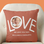 Almofada Personalizado Amo-Te Foto Do Pai<br><div class="desc">Este "Nós Amo-Te Pai!" O Travesseiro fotográfico é decorado com a palavra LOVE em tipografia branca em fundo de ferrugem. Facilmente personalizável com sua foto e seu nome. Perfeito como presente de Dia de os pais.</div>