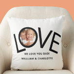 Almofada Personalizado Nós o amamos Foto do Pai<br><div class="desc">Este "Nós Amo-Te Pai!" O Travesseiro fotográfico é decorado com a palavra LOVE em tipografia negra em fundo branco. Facilmente personalizável com sua foto e seu nome. Perfeito como presente de Dia de os pais.</div>