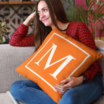 Almofada Personalizar monograma em laranja brilhante<br><div class="desc">Personalize o monograma no travesseiro decorativo laranja brilhante. Personalize e personalize substituindo o inicial conforme desejado.</div>