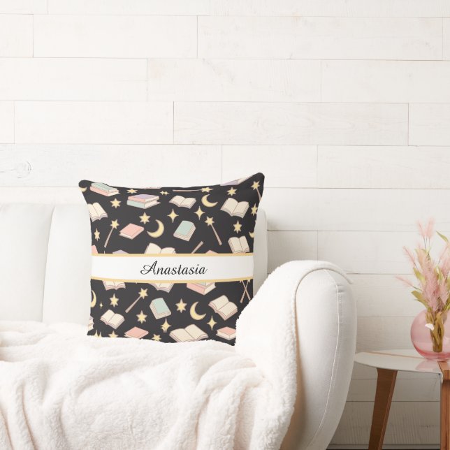 Almofada Personalized Bookish Girl Wizard Magic Name Dark (Sofá)