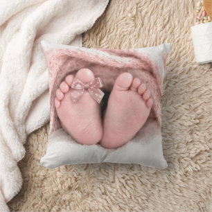 Almofada Pés de Bebê Menina com um Laço de Bolinhas