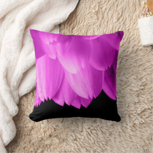Almofada Pétalas de flores rosa-quente em preto