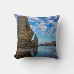 Almofada Pilares de rocha no Bandon Beach em Bandon, Oregon