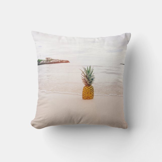 Almofada Pineapple on sand near beach (Frente)
