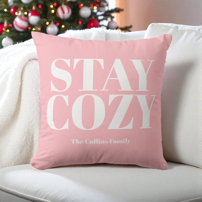 Almofada Pink Keep Cozy Tipografia Festiva Natal Branco (Pink Stay Cozy Festive Typography White Christmas Throw Pillow)