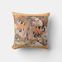 Pintura de uma borboleta laranja nas flores