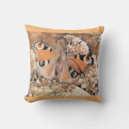 Almofada Pintura de uma borboleta laranja nas flores
