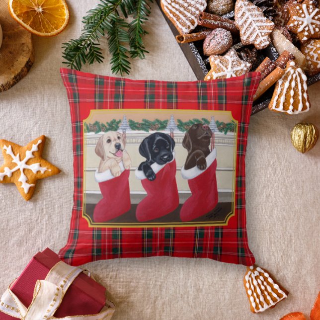 Almofada Pintura do Puppies de Natal Labrador Retriever (Christmas Labrador Retriever Puppies Design Pillow for Labrador Owners.  Tartan plaid background.)